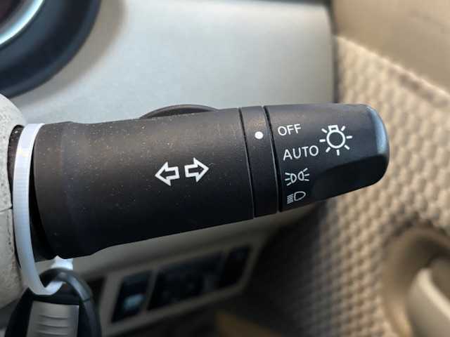 日産 ティーダ 15M 宮城県 2011(平23)年 6.1万km ホワイトパール 登録時走行距離60593km/純正ＳＤナビ/フルセグ／ＣＤ／ＤＶＤ／Ｂｌｕｅｔｏｏｔｈ/ドアバイザー/AAC/電動格納ミラー/純正フロアマット/純正ドアバイザー/純正ホイールキャップ/ヘッドライトレベライザー/エコモードスイッチ/オートライト