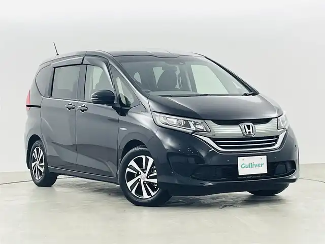 ホンダ フリード ハイブリット G ホンダセンシング 福島県 2017(平29)年 2.9万km クリスタルブラックパール ホンダセンシング/・衝突軽減ブレーキ〈CMBS〉/・誤発進抑制機能/・ACC〈アダプティブ・クルーズ・コントロール〉/・LKAS〈車線維持支援システム〉/・歩行者事故低減ステアリング/・路外逸脱抑制機能/・先行車発進お知らせ機能/・標識認識機能/純正ナビ/・型番：VXM-174VPi/・フルセグTV/Bluetooth/CD/DVD/・バックカメラ/・ETC/・ドライブレコーダー/両側パワースライドドア/アイドリングストップ/ステアリングスイッチ/ハーフレザーシート/プッシュスタート/・スマートキー/LEDヘッドライト/・オートライト/純正フロアマット