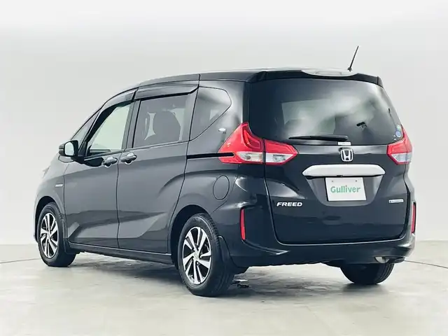 ホンダ フリード ハイブリット G ホンダセンシング 福島県 2017(平29)年 2.9万km クリスタルブラックパール ホンダセンシング/・衝突軽減ブレーキ〈CMBS〉/・誤発進抑制機能/・ACC〈アダプティブ・クルーズ・コントロール〉/・LKAS〈車線維持支援システム〉/・歩行者事故低減ステアリング/・路外逸脱抑制機能/・先行車発進お知らせ機能/・標識認識機能/純正ナビ/・型番：VXM-174VPi/・フルセグTV/Bluetooth/CD/DVD/・バックカメラ/・ETC/・ドライブレコーダー/両側パワースライドドア/アイドリングストップ/ステアリングスイッチ/ハーフレザーシート/プッシュスタート/・スマートキー/LEDヘッドライト/・オートライト/純正フロアマット