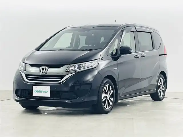 ホンダ フリード ハイブリット G ホンダセンシング 福島県 2017(平29)年 2.9万km クリスタルブラックパール ホンダセンシング/・衝突軽減ブレーキ〈CMBS〉/・誤発進抑制機能/・ACC〈アダプティブ・クルーズ・コントロール〉/・LKAS〈車線維持支援システム〉/・歩行者事故低減ステアリング/・路外逸脱抑制機能/・先行車発進お知らせ機能/・標識認識機能/純正ナビ/・型番：VXM-174VPi/・フルセグTV/Bluetooth/CD/DVD/・バックカメラ/・ETC/・ドライブレコーダー/両側パワースライドドア/アイドリングストップ/ステアリングスイッチ/ハーフレザーシート/プッシュスタート/・スマートキー/LEDヘッドライト/・オートライト/純正フロアマット