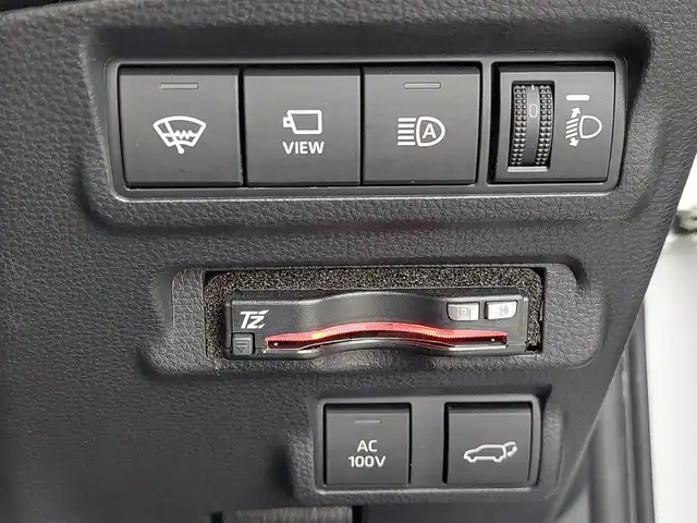 トヨタ カローラ クロス ハイブリッド Z 東京都 2023(令5)年 1.7万km プラチナホワイトパールマイカ パノラマルーフ/Toyota Safety Sense/・プリクラッシュセーフティ/・レーントレーシングアシスト/・レーンディパーチャーアラート/・レーンチェンジアシスト/・先行車発進告知機能/・オートマチックハイビーム/・レーダークルーズコントロール/・クリアランスソナー/・ロードサインアシスト/・ブラインドスポットモニター/パノラミックビューモニター/プッシュスタート/純正ナビ/ETC/前後ドライブレコーダー/ルーフレール/ハーフレザーシート/シートヒーター/ステアリングヒーター/運転席パワーシート/パワーバックドア/LEDヘッドライト/ドアバイザー/社外アルミホイール付きスタッドレスタイヤ４本車載