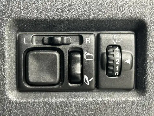スズキ ジムニー ランドベンチャー 道央・札幌 2015(平27)年 8.7万km クールカーキPM ・４WD/・Panasonicメモリーナビ(CN-R301Z)/　CD/DVD/SD/BT/フルセグTV/・バックカメラ/・ステアリングスイッチ/・ドライブレコーダー/・ETC/・ハロゲンヘッドライト/・フロントフォグランプ/・ヘッドランプレベライザー/・ドアミラーウィンカー/・ミラーヒーター/・ドアバイザー/・専用シート表皮/・D席シートヒーター/・本革巻きステアリング/・純正16インチAW/・純正フロアマット/・キーレス/・スペアキー/・取扱説明書/・保証書
