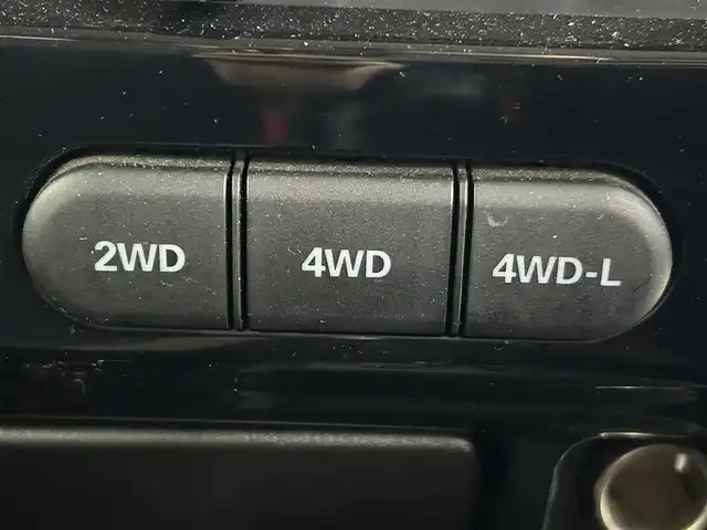スズキ ジムニー ランドベンチャー 道央・札幌 2015(平27)年 8.7万km クールカーキPM ・４WD/・Panasonicメモリーナビ(CN-R301Z)/　CD/DVD/SD/BT/フルセグTV/・バックカメラ/・ステアリングスイッチ/・ドライブレコーダー/・ETC/・ハロゲンヘッドライト/・フロントフォグランプ/・ヘッドランプレベライザー/・ドアミラーウィンカー/・ミラーヒーター/・ドアバイザー/・専用シート表皮/・D席シートヒーター/・本革巻きステアリング/・純正16インチAW/・純正フロアマット/・キーレス/・スペアキー/・取扱説明書/・保証書