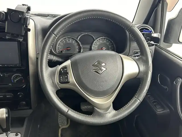 スズキ ジムニー ランドベンチャー 道央・札幌 2015(平27)年 8.7万km クールカーキPM ・４WD/・Panasonicメモリーナビ(CN-R301Z)/　CD/DVD/SD/BT/フルセグTV/・バックカメラ/・ステアリングスイッチ/・ドライブレコーダー/・ETC/・ハロゲンヘッドライト/・フロントフォグランプ/・ヘッドランプレベライザー/・ドアミラーウィンカー/・ミラーヒーター/・ドアバイザー/・専用シート表皮/・D席シートヒーター/・本革巻きステアリング/・純正16インチAW/・純正フロアマット/・キーレス/・スペアキー/・取扱説明書/・保証書