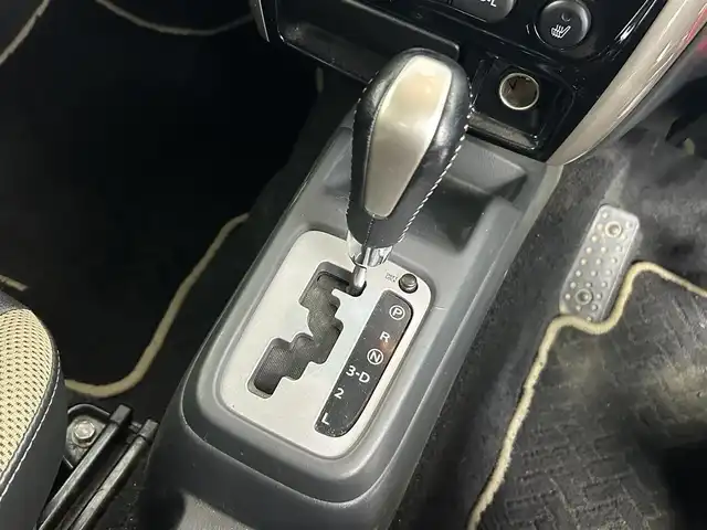 スズキ ジムニー ランドベンチャー 道央・札幌 2015(平27)年 8.7万km クールカーキPM ・４WD/・Panasonicメモリーナビ(CN-R301Z)/　CD/DVD/SD/BT/フルセグTV/・バックカメラ/・ステアリングスイッチ/・ドライブレコーダー/・ETC/・ハロゲンヘッドライト/・フロントフォグランプ/・ヘッドランプレベライザー/・ドアミラーウィンカー/・ミラーヒーター/・ドアバイザー/・専用シート表皮/・D席シートヒーター/・本革巻きステアリング/・純正16インチAW/・純正フロアマット/・キーレス/・スペアキー/・取扱説明書/・保証書