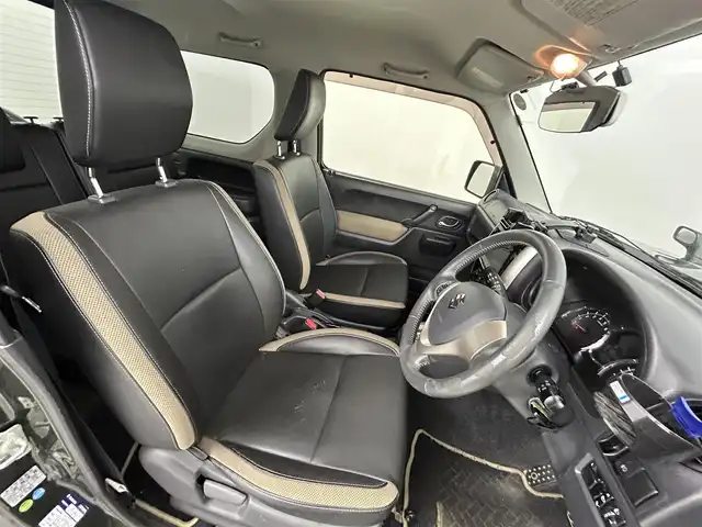 スズキ ジムニー ランドベンチャー 道央・札幌 2015(平27)年 8.7万km クールカーキPM ・４WD/・Panasonicメモリーナビ(CN-R301Z)/　CD/DVD/SD/BT/フルセグTV/・バックカメラ/・ステアリングスイッチ/・ドライブレコーダー/・ETC/・ハロゲンヘッドライト/・フロントフォグランプ/・ヘッドランプレベライザー/・ドアミラーウィンカー/・ミラーヒーター/・ドアバイザー/・専用シート表皮/・D席シートヒーター/・本革巻きステアリング/・純正16インチAW/・純正フロアマット/・キーレス/・スペアキー/・取扱説明書/・保証書