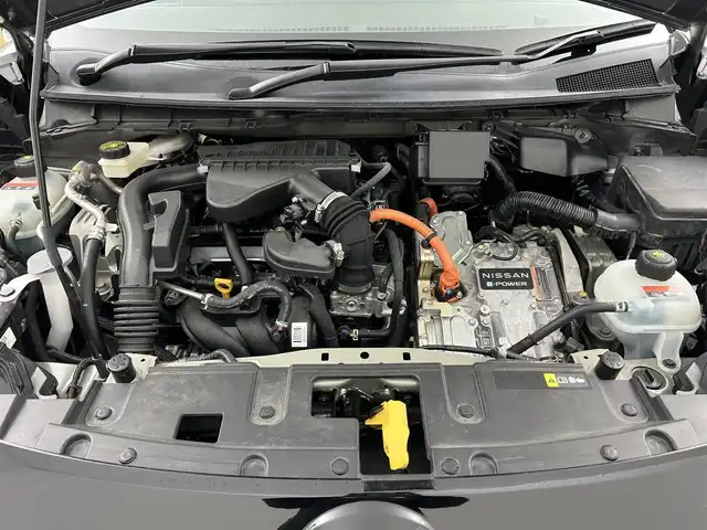 日産 オーラ ニスモ 千葉県 2022(令4)年 0.9万km ダークメタルグレー/スーパーブラック2トーン 禁煙車/エマージェンシーブレーキ/・ハンドル支援/・ブラインドスポットモニター/・駐車支援/・コーナーセンサー/・プロパイロット/純正９インチメモリナビ/・USB/HDMI/Bluetooth/Apple CarPlay/・アラウンドビューモニター/・インテリジェントルームミラー/・ビルトインETC２.０/革巻きステアリング/・ステアリングスイッチ/電子パーキング/・ブレーキホールド/純正フロアマット/純正１７インチAW/オートライト/・LEDヘッドライト/・LEDフォグランプ