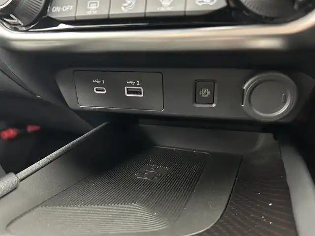 日産 オーラ ニスモ 千葉県 2022(令4)年 0.9万km ダークメタルグレー/スーパーブラック2トーン 禁煙車/エマージェンシーブレーキ/・ハンドル支援/・ブラインドスポットモニター/・駐車支援/・コーナーセンサー/・プロパイロット/純正９インチメモリナビ/・USB/HDMI/Bluetooth/Apple CarPlay/・アラウンドビューモニター/・インテリジェントルームミラー/・ビルトインETC２.０/革巻きステアリング/・ステアリングスイッチ/電子パーキング/・ブレーキホールド/純正フロアマット/純正１７インチAW/オートライト/・LEDヘッドライト/・LEDフォグランプ