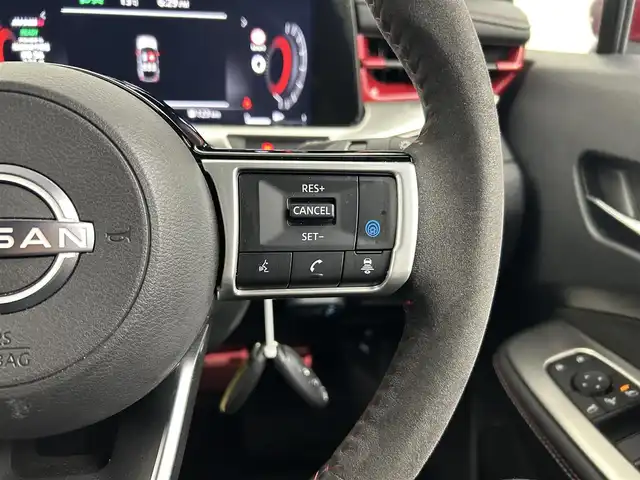 日産 オーラ ニスモ 千葉県 2022(令4)年 0.9万km ダークメタルグレー/スーパーブラック2トーン 禁煙車/エマージェンシーブレーキ/・ハンドル支援/・ブラインドスポットモニター/・駐車支援/・コーナーセンサー/・プロパイロット/純正９インチメモリナビ/・USB/HDMI/Bluetooth/Apple CarPlay/・アラウンドビューモニター/・インテリジェントルームミラー/・ビルトインETC２.０/革巻きステアリング/・ステアリングスイッチ/電子パーキング/・ブレーキホールド/純正フロアマット/純正１７インチAW/オートライト/・LEDヘッドライト/・LEDフォグランプ