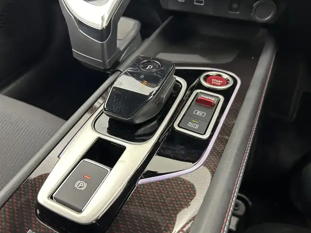 日産 オーラ ニスモ 千葉県 2022(令4)年 0.9万km ダークメタルグレー/スーパーブラック2トーン 禁煙車/エマージェンシーブレーキ/・ハンドル支援/・ブラインドスポットモニター/・駐車支援/・コーナーセンサー/・プロパイロット/純正９インチメモリナビ/・USB/HDMI/Bluetooth/Apple CarPlay/・アラウンドビューモニター/・インテリジェントルームミラー/・ビルトインETC２.０/革巻きステアリング/・ステアリングスイッチ/電子パーキング/・ブレーキホールド/純正フロアマット/純正１７インチAW/オートライト/・LEDヘッドライト/・LEDフォグランプ