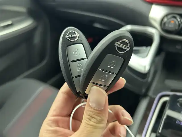 日産 オーラ ニスモ 千葉県 2022(令4)年 0.9万km ダークメタルグレー/スーパーブラック2トーン 禁煙車/エマージェンシーブレーキ/・ハンドル支援/・ブラインドスポットモニター/・駐車支援/・コーナーセンサー/・プロパイロット/純正９インチメモリナビ/・USB/HDMI/Bluetooth/Apple CarPlay/・アラウンドビューモニター/・インテリジェントルームミラー/・ビルトインETC２.０/革巻きステアリング/・ステアリングスイッチ/電子パーキング/・ブレーキホールド/純正フロアマット/純正１７インチAW/オートライト/・LEDヘッドライト/・LEDフォグランプ