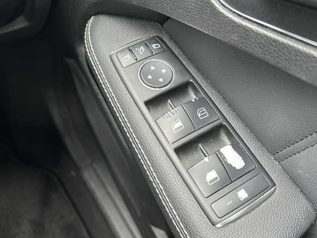メルセデス・ベンツ Ｅ２５０ CGIBエフィAVG125！ED 鹿児島県 2011(平23)年 11.3万km オブシディアンブラック 純正ナビ/Bluetooth/HDD/エンジンスタートボタン/パワーステアリング/パワーウィンドウ/ETC/サンルーフ/電動リアゲート/純正フロアマット/純正アルミホイール/ABS/横滑り防止装置/AFS/クリアランスソナー/盗難防止装置