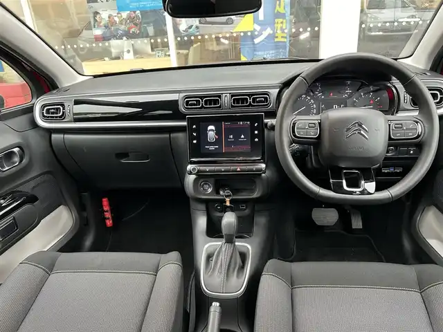 シトロエン シトロエン Ｃ３ シャイン 長崎県 2023(令5)年 0.4万km 赤 衝突被害軽減ブレーキ/純正ディスプレイオーディオ/バックカメラ/ETC/クルーズコントロール/横すべり防止装置/Bluetooth接続/スマートキー・スペアキー/ステアリングスイッチ/MTモード付AT/LEDオートヘッドライト/ISOFIX