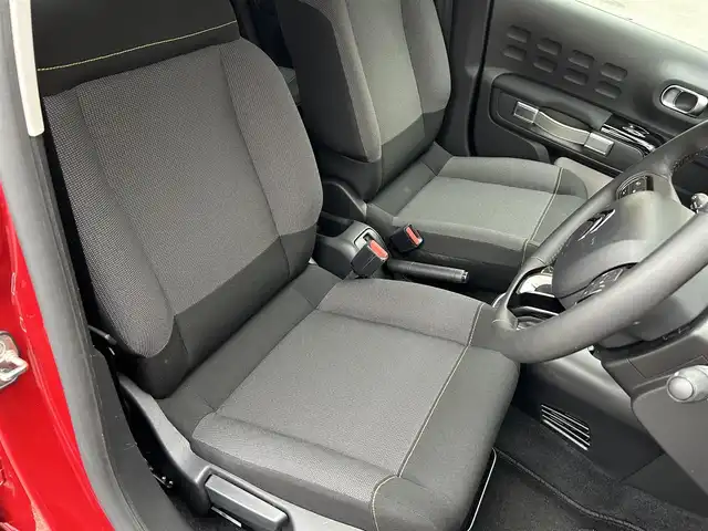 シトロエン シトロエン Ｃ３ シャイン 長崎県 2023(令5)年 0.4万km 赤 衝突被害軽減ブレーキ/純正ディスプレイオーディオ/バックカメラ/ETC/クルーズコントロール/横すべり防止装置/Bluetooth接続/スマートキー・スペアキー/ステアリングスイッチ/MTモード付AT/LEDオートヘッドライト/ISOFIX