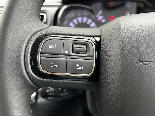 シトロエン シトロエン Ｃ３ シャイン 長崎県 2023(令5)年 0.4万km 赤 衝突被害軽減ブレーキ/純正ディスプレイオーディオ/バックカメラ/ETC/クルーズコントロール/横すべり防止装置/Bluetooth接続/スマートキー・スペアキー/ステアリングスイッチ/MTモード付AT/LEDオートヘッドライト/ISOFIX