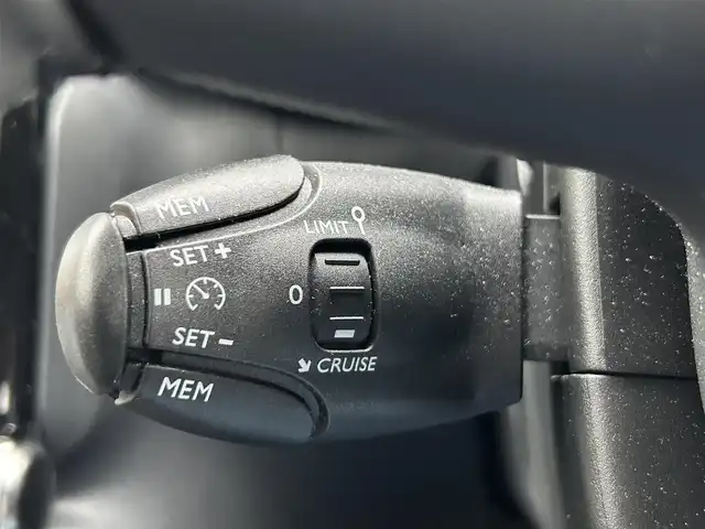 シトロエン シトロエン Ｃ３ シャイン 長崎県 2023(令5)年 0.4万km 赤 衝突被害軽減ブレーキ/純正ディスプレイオーディオ/バックカメラ/ETC/クルーズコントロール/横すべり防止装置/Bluetooth接続/スマートキー・スペアキー/ステアリングスイッチ/MTモード付AT/LEDオートヘッドライト/ISOFIX