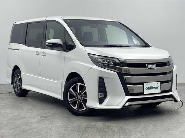トヨタ ノア Si 三重県 2018(平30)年 5.4万km ホワイトパールクリスタルシャイン 禁煙車/トヨタセーフティセンス/・プリクラッシュセーフティ/・レーンディパーチャーアラート/・オートマチックハイビーム/・先行車発進告知/両側パワースライドドア/純正ナビ（NSCN-W66）/・ワンセグ/CD/SD/Bluetooth/AUX/バックカメラ/革巻きステアリング/MT付ATシフト/ステアリングスイッチ/LEDヘッドライト/オートライト/フォグランプ/レーダー探知機（ZERO705V）/前方ドラレコ（ZDR013）/ETC/純正16インチアルミホイール/・オールシーズンタイヤ（ダンロップ:SYNCHRO WEATHER）/Wエアバック