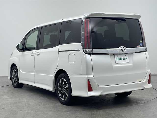 トヨタ ノア Si 三重県 2018(平30)年 5.4万km ホワイトパールクリスタルシャイン 禁煙車/トヨタセーフティセンス/・プリクラッシュセーフティ/・レーンディパーチャーアラート/・オートマチックハイビーム/・先行車発進告知/両側パワースライドドア/純正ナビ（NSCN-W66）/・ワンセグ/CD/SD/Bluetooth/AUX/バックカメラ/革巻きステアリング/MT付ATシフト/ステアリングスイッチ/LEDヘッドライト/オートライト/フォグランプ/レーダー探知機（ZERO705V）/前方ドラレコ（ZDR013）/ETC/純正16インチアルミホイール/・オールシーズンタイヤ（ダンロップ:SYNCHRO WEATHER）/Wエアバック
