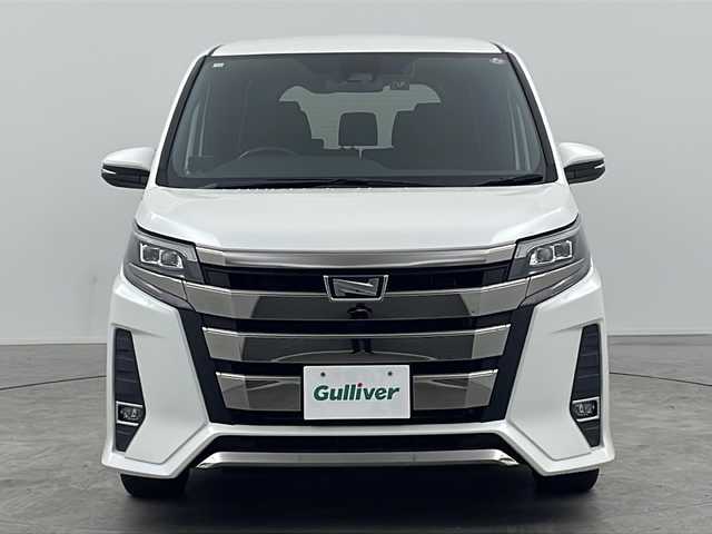 トヨタ ノア Si 三重県 2018(平30)年 5.4万km ホワイトパールクリスタルシャイン 禁煙車/トヨタセーフティセンス/・プリクラッシュセーフティ/・レーンディパーチャーアラート/・オートマチックハイビーム/・先行車発進告知/両側パワースライドドア/純正ナビ（NSCN-W66）/・ワンセグ/CD/SD/Bluetooth/AUX/バックカメラ/革巻きステアリング/MT付ATシフト/ステアリングスイッチ/LEDヘッドライト/オートライト/フォグランプ/レーダー探知機（ZERO705V）/前方ドラレコ（ZDR013）/ETC/純正16インチアルミホイール/・オールシーズンタイヤ（ダンロップ:SYNCHRO WEATHER）/Wエアバック