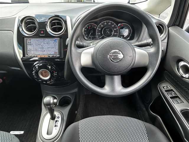 日産 ノート X DIG－S 熊本県 2013(平25)年 4.1万km アルティメイトメタルシルバー 純正ナビ（AM/FM/CD/SD)/フルセグテレビ/バックモニター/プッシュスタート/アイドリングストップ/純正アルミホイール/純正フロアマット/横滑り防止装置/電動格納ドアミラー/ハロゲンヘッドライト/フォグライト