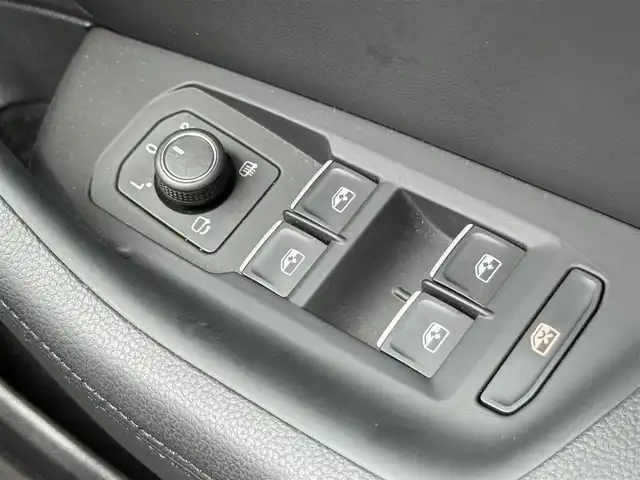 フォルクスワーゲン パサート ヴァリアント TDI エレガンス 静岡県 2018(平30)年 1.4万km ディープブラックパールエフェクト ディーラーOPナビ/【フルセグTV/DVD再生/Bluetooth接続】/パーキングアシスト/Discover Pro パッケージ/・ETC 2.0対応車載器/・Apple Car Play/・Android Auto/運転支援アシスト/・ACC(アダプティブクルーズコントロール)/・LKA(レーンキーピングアシスト)/・BSM(ブラインドスポットモニター)/ブラックハーフレザーシート/シートヒーター(D/N席)/アイドリングストップ/ワンオーナー/革巻きステアリング/ドライブレコーダー/ワイヤレス充電機能/USB接続/オートホールド/取扱説明書/保証書