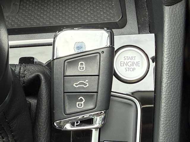 フォルクスワーゲン パサート ヴァリアント TDI エレガンス 静岡県 2018(平30)年 1.4万km ディープブラックパールエフェクト ディーラーOPナビ/【フルセグTV/DVD再生/Bluetooth接続】/パーキングアシスト/Discover Pro パッケージ/・ETC 2.0対応車載器/・Apple Car Play/・Android Auto/運転支援アシスト/・ACC(アダプティブクルーズコントロール)/・LKA(レーンキーピングアシスト)/・BSM(ブラインドスポットモニター)/ブラックハーフレザーシート/シートヒーター(D/N席)/アイドリングストップ/ワンオーナー/革巻きステアリング/ドライブレコーダー/ワイヤレス充電機能/USB接続/オートホールド/取扱説明書/保証書