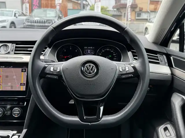 フォルクスワーゲン パサート ヴァリアント TDI エレガンス 静岡県 2018(平30)年 1.4万km ディープブラックパールエフェクト ディーラーOPナビ/【フルセグTV/DVD再生/Bluetooth接続】/パーキングアシスト/Discover Pro パッケージ/・ETC 2.0対応車載器/・Apple Car Play/・Android Auto/運転支援アシスト/・ACC(アダプティブクルーズコントロール)/・LKA(レーンキーピングアシスト)/・BSM(ブラインドスポットモニター)/ブラックハーフレザーシート/シートヒーター(D/N席)/アイドリングストップ/ワンオーナー/革巻きステアリング/ドライブレコーダー/ワイヤレス充電機能/USB接続/オートホールド/取扱説明書/保証書