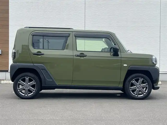 ダイハツ タフト G ダーククロムベンチャー 秋田県 2022(令4)年 4.9万km フォレストカーキメタリック ４WD/衝突軽減システム/LEDヘッドライト/社外メモリナビ（DVD/CD再生可能）/フルセグ/パノラマモニター（全方位カメラ）/ダイハツ純正15インチアルミ（夏タイヤ装着）/スマートキー/アイドリングストップ/プッシュスタート/レーンキープアシスト/コーナーセンサー/ダウンヒルアシストコントロール/オートマチックハイビーム/ステアリングスイッチ/前席シートヒーター/電動パーキングブレーキ/ブレーキホールド機能/ETC/ガラスルーフ/ルーフレール/社外フロアマット/社外ドアバイザー/オートライト/オートエアコン/パワーステアリング/パワーウィンドウ/横滑り防止/盗難防止装置/寒冷地仕様/電動格納ミラー/保証書/取扱説明書/記録簿