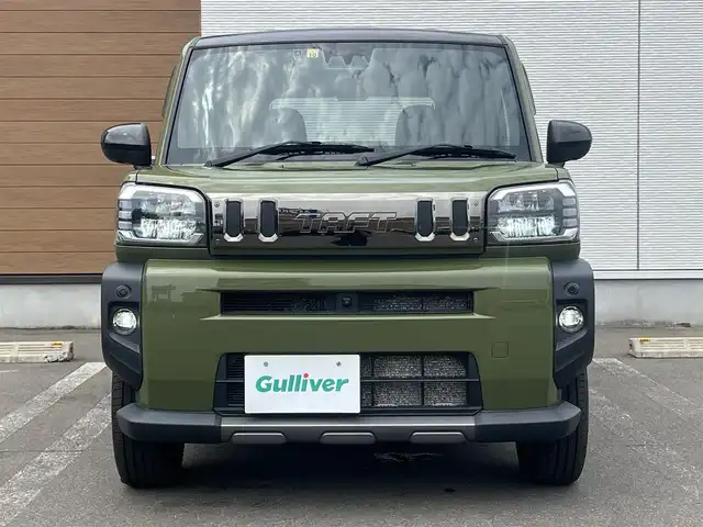 ダイハツ タフト G ダーククロムベンチャー 秋田県 2022(令4)年 4.9万km フォレストカーキメタリック ４WD/衝突軽減システム/LEDヘッドライト/社外メモリナビ（DVD/CD再生可能）/フルセグ/パノラマモニター（全方位カメラ）/ダイハツ純正15インチアルミ（夏タイヤ装着）/スマートキー/アイドリングストップ/プッシュスタート/レーンキープアシスト/コーナーセンサー/ダウンヒルアシストコントロール/オートマチックハイビーム/ステアリングスイッチ/前席シートヒーター/電動パーキングブレーキ/ブレーキホールド機能/ETC/ガラスルーフ/ルーフレール/社外フロアマット/社外ドアバイザー/オートライト/オートエアコン/パワーステアリング/パワーウィンドウ/横滑り防止/盗難防止装置/寒冷地仕様/電動格納ミラー/保証書/取扱説明書/記録簿