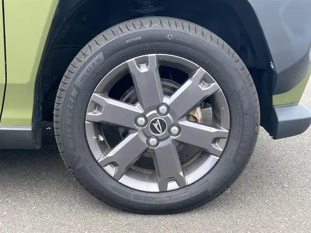 ダイハツ タフト G ダーククロムベンチャー 秋田県 2022(令4)年 4.9万km フォレストカーキメタリック ４WD/衝突軽減システム/LEDヘッドライト/社外メモリナビ（DVD/CD再生可能）/フルセグ/パノラマモニター（全方位カメラ）/ダイハツ純正15インチアルミ（夏タイヤ装着）/スマートキー/アイドリングストップ/プッシュスタート/レーンキープアシスト/コーナーセンサー/ダウンヒルアシストコントロール/オートマチックハイビーム/ステアリングスイッチ/前席シートヒーター/電動パーキングブレーキ/ブレーキホールド機能/ETC/ガラスルーフ/ルーフレール/社外フロアマット/社外ドアバイザー/オートライト/オートエアコン/パワーステアリング/パワーウィンドウ/横滑り防止/盗難防止装置/寒冷地仕様/電動格納ミラー/保証書/取扱説明書/記録簿