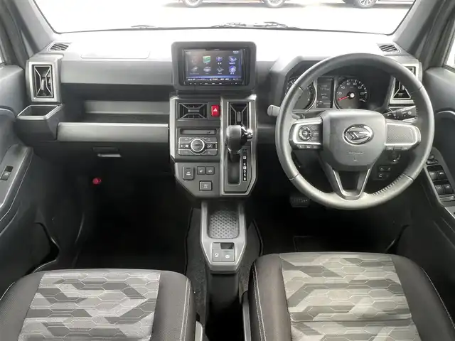 ダイハツ タフト G ダーククロムベンチャー 秋田県 2022(令4)年 4.9万km フォレストカーキメタリック ４WD/衝突軽減システム/LEDヘッドライト/社外メモリナビ（DVD/CD再生可能）/フルセグ/パノラマモニター（全方位カメラ）/ダイハツ純正15インチアルミ（夏タイヤ装着）/スマートキー/アイドリングストップ/プッシュスタート/レーンキープアシスト/コーナーセンサー/ダウンヒルアシストコントロール/オートマチックハイビーム/ステアリングスイッチ/前席シートヒーター/電動パーキングブレーキ/ブレーキホールド機能/ETC/ガラスルーフ/ルーフレール/社外フロアマット/社外ドアバイザー/オートライト/オートエアコン/パワーステアリング/パワーウィンドウ/横滑り防止/盗難防止装置/寒冷地仕様/電動格納ミラー/保証書/取扱説明書/記録簿