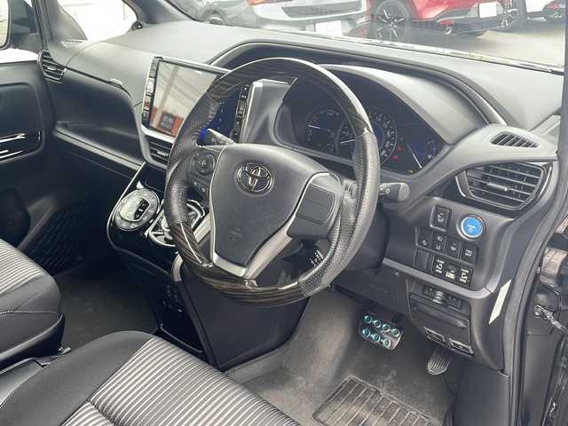 トヨタ ヴォクシー ハイブリッド ZS 煌 山口県 2018(平30)年 4.4万km ブラック ALPINE １１インチナビ【EX11Z】/CD/DVD/フルセグTV/Bluetooth/USB/SD/AM/FM/ALPINE 12.8インチフリップダウンモニター【PXH12X-R】/ALPINE ドライブレコーダー/モデリスタエアロ /バックカメラ /衝突軽減ブレーキ/クルーズコントロール/レーンキープアシスト/プッシュスタート /スペアキー/シーケンシャル/ワイパーデアイサー/オートライト /オートマチックハイビーム/フォグランプ/サイドステップガーニッシュ/スパーウェルカムライティングキット/社外マフラー