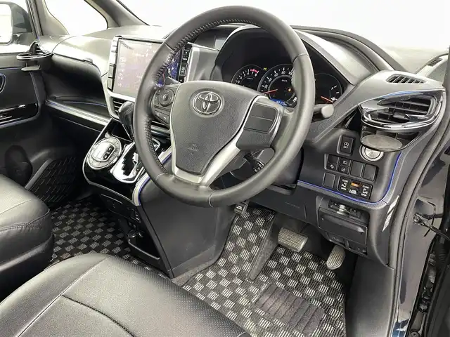 トヨタ ヴォクシー ZS 煌 福島県 2018(平30)年 9.3万km ブラッキッシュアゲハガラスフレーク トヨタセーフティセンス/・衝突被害軽減ブレーキ/・車線逸脱警報装置/・先行車発進お知らせ/・レーダークルーズコントロール/・オートマチックハイビーム/社外11インチナビ/・型番：EX11Z/・フルセグTV/BT/SD/USB/HDMI/CD/DVD/FM/AM/・前方ドライブレコーダー/・ETC/・バックカメラ/社外フリップダウン/両側パワースライドドア/アイドリングストップ/3列目シート/革張ステアリング/・ステアリングリモコン/レザーシート/プッシュスタート/・スマートキー/MTモード付AT/電動格納ミラー/・ウィンカーミラー/・オートミラー/LEDヘッドライト/・フォグランプ/・オートライト/純正マット/社外18インチアルミ/TRDエアロ（前）