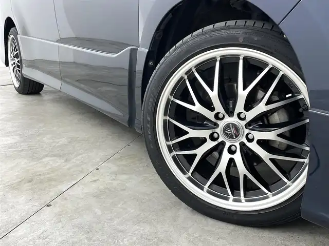 トヨタ ヴォクシー ZS 煌 福島県 2018(平30)年 9.3万km ブラッキッシュアゲハガラスフレーク トヨタセーフティセンス/・衝突被害軽減ブレーキ/・車線逸脱警報装置/・先行車発進お知らせ/・レーダークルーズコントロール/・オートマチックハイビーム/社外11インチナビ/・型番：EX11Z/・フルセグTV/BT/SD/USB/HDMI/CD/DVD/FM/AM/・前方ドライブレコーダー/・ETC/・バックカメラ/社外フリップダウン/両側パワースライドドア/アイドリングストップ/3列目シート/革張ステアリング/・ステアリングリモコン/レザーシート/プッシュスタート/・スマートキー/MTモード付AT/電動格納ミラー/・ウィンカーミラー/・オートミラー/LEDヘッドライト/・フォグランプ/・オートライト/純正マット/社外18インチアルミ/TRDエアロ（前）