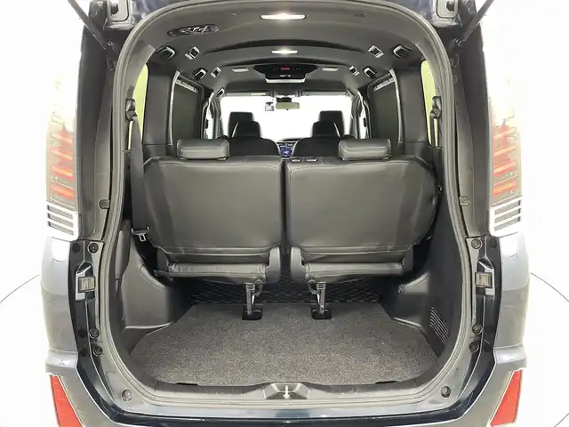 トヨタ ヴォクシー ZS 煌 福島県 2018(平30)年 9.3万km ブラッキッシュアゲハガラスフレーク トヨタセーフティセンス/・衝突被害軽減ブレーキ/・車線逸脱警報装置/・先行車発進お知らせ/・レーダークルーズコントロール/・オートマチックハイビーム/社外11インチナビ/・型番：EX11Z/・フルセグTV/BT/SD/USB/HDMI/CD/DVD/FM/AM/・前方ドライブレコーダー/・ETC/・バックカメラ/社外フリップダウン/両側パワースライドドア/アイドリングストップ/3列目シート/革張ステアリング/・ステアリングリモコン/レザーシート/プッシュスタート/・スマートキー/MTモード付AT/電動格納ミラー/・ウィンカーミラー/・オートミラー/LEDヘッドライト/・フォグランプ/・オートライト/純正マット/社外18インチアルミ/TRDエアロ（前）