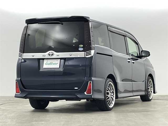 トヨタ ヴォクシー ZS 煌 千葉県 2018(平30)年 9.3万km ブラッキッシュアゲハガラスフレーク トヨタセーフティセンス/・衝突被害軽減ブレーキ/・車線逸脱警報装置/・先行車発進お知らせ/・レーダークルーズコントロール/・オートマチックハイビーム/社外11インチナビ/・型番：EX11Z/・フルセグTV/BT/SD/USB/HDMI/CD/DVD/FM/AM/・前方ドライブレコーダー/・ETC/・バックカメラ/社外フリップダウン/両側パワースライドドア/アイドリングストップ/3列目シート/革張ステアリング/・ステアリングリモコン/レザーシート/プッシュスタート/・スマートキー/MTモード付AT/電動格納ミラー/・ウィンカーミラー/・オートミラー/LEDヘッドライト/・フォグランプ/・オートライト/純正マット/社外18インチアルミ/TRDエアロ（前）
