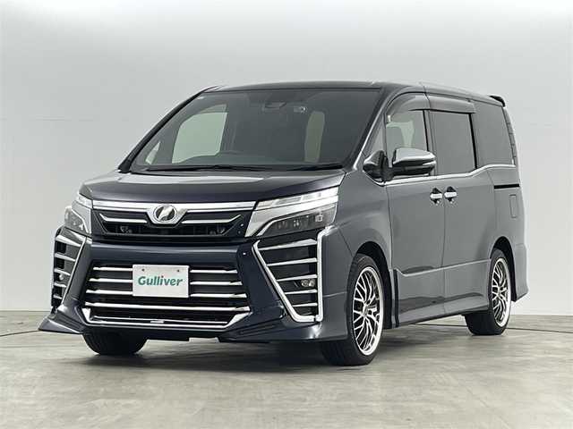 トヨタ ヴォクシー ZS 煌 千葉県 2018(平30)年 9.3万km ブラッキッシュアゲハガラスフレーク トヨタセーフティセンス/・衝突被害軽減ブレーキ/・車線逸脱警報装置/・先行車発進お知らせ/・レーダークルーズコントロール/・オートマチックハイビーム/社外11インチナビ/・型番：EX11Z/・フルセグTV/BT/SD/USB/HDMI/CD/DVD/FM/AM/・前方ドライブレコーダー/・ETC/・バックカメラ/社外フリップダウン/両側パワースライドドア/アイドリングストップ/3列目シート/革張ステアリング/・ステアリングリモコン/レザーシート/プッシュスタート/・スマートキー/MTモード付AT/電動格納ミラー/・ウィンカーミラー/・オートミラー/LEDヘッドライト/・フォグランプ/・オートライト/純正マット/社外18インチアルミ/TRDエアロ（前）