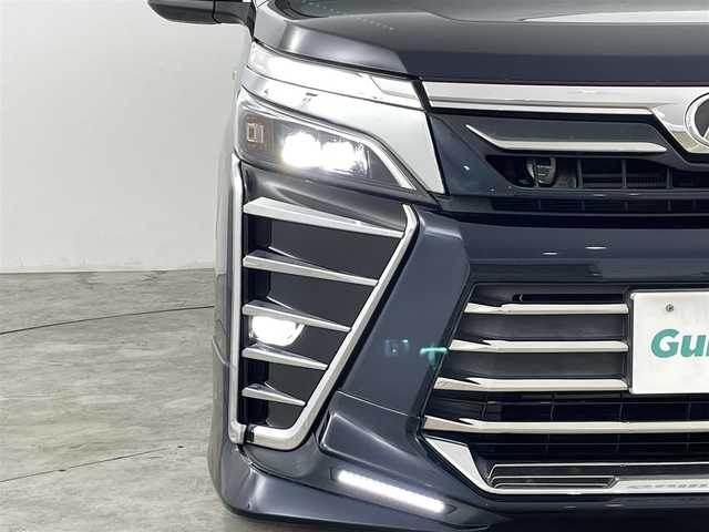 トヨタ ヴォクシー ZS 煌 千葉県 2018(平30)年 9.3万km ブラッキッシュアゲハガラスフレーク トヨタセーフティセンス/・衝突被害軽減ブレーキ/・車線逸脱警報装置/・先行車発進お知らせ/・レーダークルーズコントロール/・オートマチックハイビーム/社外11インチナビ/・型番：EX11Z/・フルセグTV/BT/SD/USB/HDMI/CD/DVD/FM/AM/・前方ドライブレコーダー/・ETC/・バックカメラ/社外フリップダウン/両側パワースライドドア/アイドリングストップ/3列目シート/革張ステアリング/・ステアリングリモコン/レザーシート/プッシュスタート/・スマートキー/MTモード付AT/電動格納ミラー/・ウィンカーミラー/・オートミラー/LEDヘッドライト/・フォグランプ/・オートライト/純正マット/社外18インチアルミ/TRDエアロ（前）