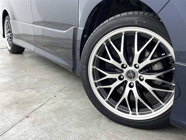 トヨタ ヴォクシー ZS 煌 千葉県 2018(平30)年 9.3万km ブラッキッシュアゲハガラスフレーク トヨタセーフティセンス/・衝突被害軽減ブレーキ/・車線逸脱警報装置/・先行車発進お知らせ/・レーダークルーズコントロール/・オートマチックハイビーム/社外11インチナビ/・型番：EX11Z/・フルセグTV/BT/SD/USB/HDMI/CD/DVD/FM/AM/・前方ドライブレコーダー/・ETC/・バックカメラ/社外フリップダウン/両側パワースライドドア/アイドリングストップ/3列目シート/革張ステアリング/・ステアリングリモコン/レザーシート/プッシュスタート/・スマートキー/MTモード付AT/電動格納ミラー/・ウィンカーミラー/・オートミラー/LEDヘッドライト/・フォグランプ/・オートライト/純正マット/社外18インチアルミ/TRDエアロ（前）