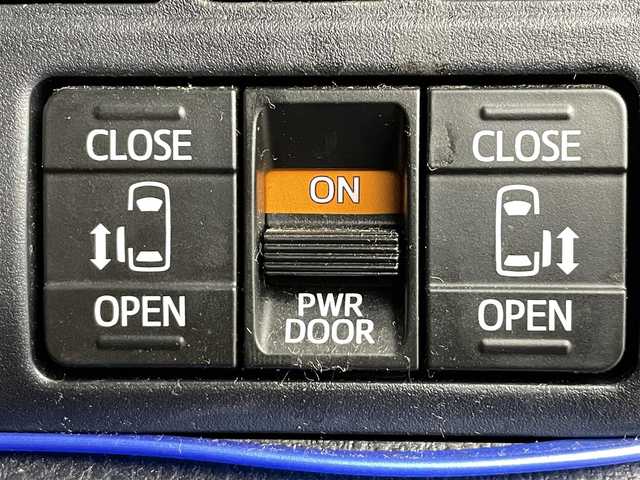 トヨタ ヴォクシー ZS 煌 千葉県 2018(平30)年 9.3万km ブラッキッシュアゲハガラスフレーク トヨタセーフティセンス/・衝突被害軽減ブレーキ/・車線逸脱警報装置/・先行車発進お知らせ/・レーダークルーズコントロール/・オートマチックハイビーム/社外11インチナビ/・型番：EX11Z/・フルセグTV/BT/SD/USB/HDMI/CD/DVD/FM/AM/・前方ドライブレコーダー/・ETC/・バックカメラ/社外フリップダウン/両側パワースライドドア/アイドリングストップ/3列目シート/革張ステアリング/・ステアリングリモコン/レザーシート/プッシュスタート/・スマートキー/MTモード付AT/電動格納ミラー/・ウィンカーミラー/・オートミラー/LEDヘッドライト/・フォグランプ/・オートライト/純正マット/社外18インチアルミ/TRDエアロ（前）