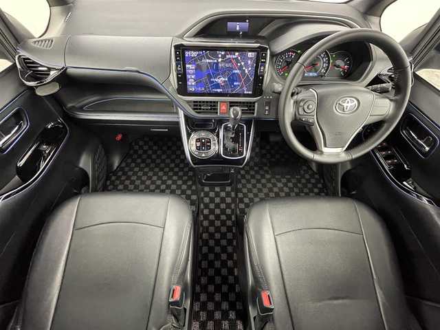 トヨタ ヴォクシー ZS 煌 千葉県 2018(平30)年 9.3万km ブラッキッシュアゲハガラスフレーク トヨタセーフティセンス/・衝突被害軽減ブレーキ/・車線逸脱警報装置/・先行車発進お知らせ/・レーダークルーズコントロール/・オートマチックハイビーム/社外11インチナビ/・型番：EX11Z/・フルセグTV/BT/SD/USB/HDMI/CD/DVD/FM/AM/・前方ドライブレコーダー/・ETC/・バックカメラ/社外フリップダウン/両側パワースライドドア/アイドリングストップ/3列目シート/革張ステアリング/・ステアリングリモコン/レザーシート/プッシュスタート/・スマートキー/MTモード付AT/電動格納ミラー/・ウィンカーミラー/・オートミラー/LEDヘッドライト/・フォグランプ/・オートライト/純正マット/社外18インチアルミ/TRDエアロ（前）