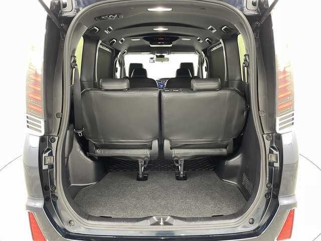 トヨタ ヴォクシー ZS 煌 千葉県 2018(平30)年 9.3万km ブラッキッシュアゲハガラスフレーク トヨタセーフティセンス/・衝突被害軽減ブレーキ/・車線逸脱警報装置/・先行車発進お知らせ/・レーダークルーズコントロール/・オートマチックハイビーム/社外11インチナビ/・型番：EX11Z/・フルセグTV/BT/SD/USB/HDMI/CD/DVD/FM/AM/・前方ドライブレコーダー/・ETC/・バックカメラ/社外フリップダウン/両側パワースライドドア/アイドリングストップ/3列目シート/革張ステアリング/・ステアリングリモコン/レザーシート/プッシュスタート/・スマートキー/MTモード付AT/電動格納ミラー/・ウィンカーミラー/・オートミラー/LEDヘッドライト/・フォグランプ/・オートライト/純正マット/社外18インチアルミ/TRDエアロ（前）