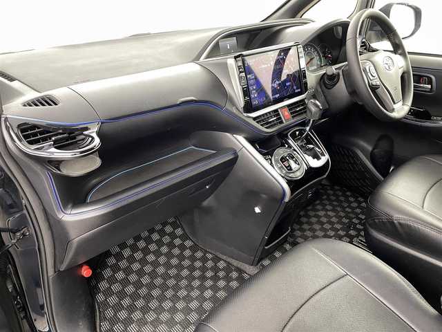 トヨタ ヴォクシー ZS 煌 千葉県 2018(平30)年 9.3万km ブラッキッシュアゲハガラスフレーク トヨタセーフティセンス/・衝突被害軽減ブレーキ/・車線逸脱警報装置/・先行車発進お知らせ/・レーダークルーズコントロール/・オートマチックハイビーム/社外11インチナビ/・型番：EX11Z/・フルセグTV/BT/SD/USB/HDMI/CD/DVD/FM/AM/・前方ドライブレコーダー/・ETC/・バックカメラ/社外フリップダウン/両側パワースライドドア/アイドリングストップ/3列目シート/革張ステアリング/・ステアリングリモコン/レザーシート/プッシュスタート/・スマートキー/MTモード付AT/電動格納ミラー/・ウィンカーミラー/・オートミラー/LEDヘッドライト/・フォグランプ/・オートライト/純正マット/社外18インチアルミ/TRDエアロ（前）