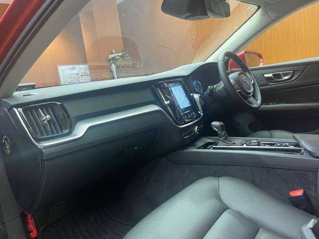 ボルボ Ｖ６０ T5 モメンタム 千葉県 2018(平30)年 2.6万km フュージョンレッドM 1オーナー　/純正ナビ　/バックカメラ　/ACC　/黒革　/パワーシート　/BLIS　/自動駐車　/レーンキーピングエイド　/LEDヘッドライト　/オートライト　/電動リアゲート　/ドライブレコーダー　/ETC　/純正17インチAW