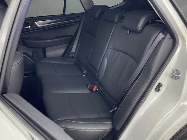 スバル アウトバック リミテッド 道央・札幌 2015(平27)年 6.7万km クリスタルホワイトP ・4WD/・純正8インチナビ&TV&CD&DVD&SD/・パワーバックドア/・アイサイト/・レーダークルーズコントロール/・アイドリングストップ/・パドルシフト/・全席シートヒーター/・前席パワーシート/・メモリ付シート/・レザーシート/・ビルトインETC/・純正フロアマット/・ルーフレール/・LEDヘッドライト/・オートライト/・スマートキー/・スペアキー