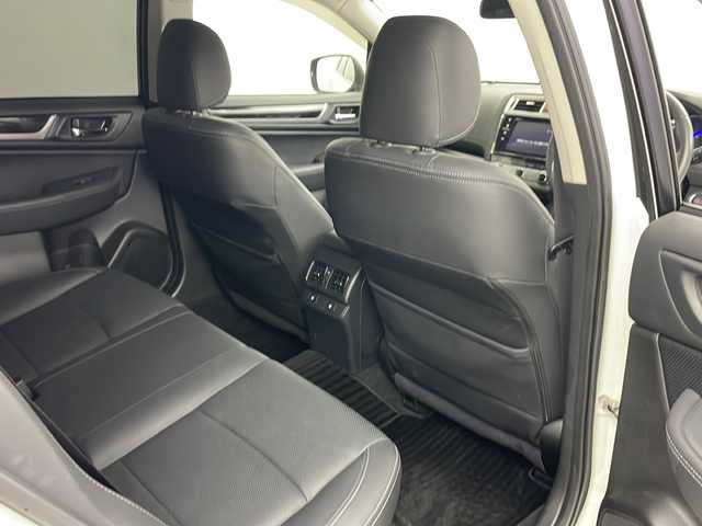 スバル アウトバック リミテッド 道央・札幌 2015(平27)年 6.7万km クリスタルホワイトP ・4WD/・純正8インチナビ&TV&CD&DVD&SD/・パワーバックドア/・アイサイト/・レーダークルーズコントロール/・アイドリングストップ/・パドルシフト/・全席シートヒーター/・前席パワーシート/・メモリ付シート/・レザーシート/・ビルトインETC/・純正フロアマット/・ルーフレール/・LEDヘッドライト/・オートライト/・スマートキー/・スペアキー