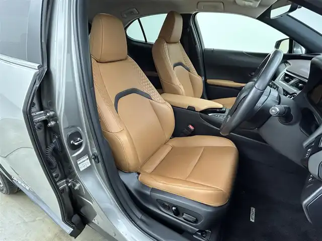 レクサス ＵＸ 250h ブラウンエディション 岡山県 2020(令2)年 3.1万km ソニックチタニウム メーカーナビ/・FM/AM/Bluetooth/フルセグ/CD/DVD/全方位カメラ/ブラウンシート/・パワーシート/・シートヒーター/・シートメモリー/ステアリングヒーター/パワーバックドア/ETC2.0/ドライブレコーダー/Lexus Safety System+/・プリクラッシュセーフティ/・レーントレーシングアシスト/・オートマチックハイビーム/・レーダークルーズコントロール/・コーナーセンサー/BSM/純正18インチアルミ/純正フロアマット/オートブレーキホールド/新車保証書/取扱説明書/スペアキー×１/カードキー×１