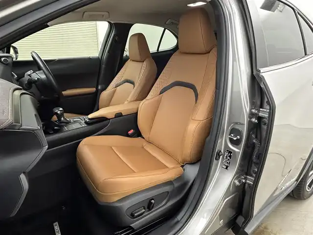 レクサス ＵＸ 250h ブラウンエディション 岡山県 2020(令2)年 3.1万km ソニックチタニウム メーカーナビ/・FM/AM/Bluetooth/フルセグ/CD/DVD/全方位カメラ/ブラウンシート/・パワーシート/・シートヒーター/・シートメモリー/ステアリングヒーター/パワーバックドア/ETC2.0/ドライブレコーダー/Lexus Safety System+/・プリクラッシュセーフティ/・レーントレーシングアシスト/・オートマチックハイビーム/・レーダークルーズコントロール/・コーナーセンサー/BSM/純正18インチアルミ/純正フロアマット/オートブレーキホールド/新車保証書/取扱説明書/スペアキー×１/カードキー×１