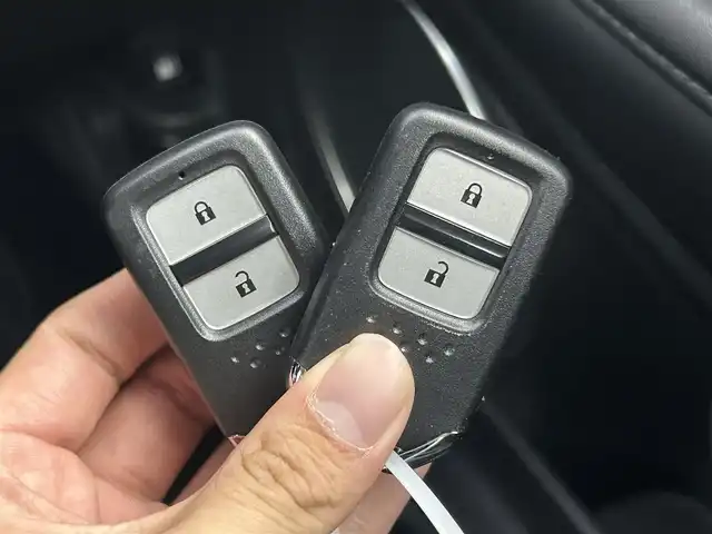 ホンダ ヴェゼル ハイブリッド Z ホンダセンシング 千葉県 2017(平29)年 3.5万km ホワイトオーキッドパール 禁煙/純正ナビ VXM-174CSi/Bluetooth/TV/CD/SD/USB/バックモニター/本革シート/パワーシート/D席シートメモリ/D/N席シートヒーター/チップアップシート/フルフラットシート/ルーフレール/純正スポーツタイプアルミホイール/LEDプロジェクターヘッドライト/LEDフォグランプ/ETC/スペアキー1本/ホンダセンシング/衝突軽減ブレーキ/歩行者事故低減ステアリング/アダプティブクルーズコントロール/車線維持支援システム/路外逸脱抑制機能/誤発進抑制機能/先行車発進お知らせ機能/標識認識機能