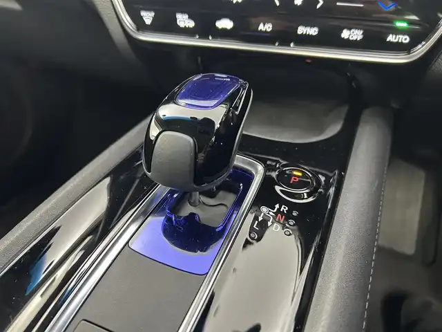 ホンダ ヴェゼル ハイブリッド Z ホンダセンシング 千葉県 2017(平29)年 3.5万km ホワイトオーキッドパール 禁煙/純正ナビ VXM-174CSi/Bluetooth/TV/CD/SD/USB/バックモニター/本革シート/パワーシート/D席シートメモリ/D/N席シートヒーター/チップアップシート/フルフラットシート/ルーフレール/純正スポーツタイプアルミホイール/LEDプロジェクターヘッドライト/LEDフォグランプ/ETC/スペアキー1本/ホンダセンシング/衝突軽減ブレーキ/歩行者事故低減ステアリング/アダプティブクルーズコントロール/車線維持支援システム/路外逸脱抑制機能/誤発進抑制機能/先行車発進お知らせ機能/標識認識機能